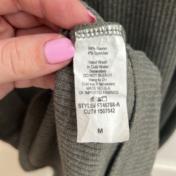 EUC Women’s Ribbed Olive MIDI zip top Dress - Size M - Picture 6 of 6